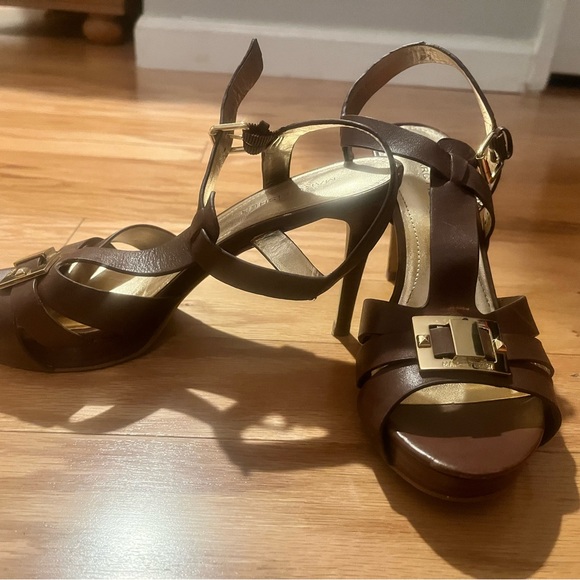 Marc Fisher Varika Heels in Brown w/ gold accent buckle Size 6.5 - Picture 6 of 7